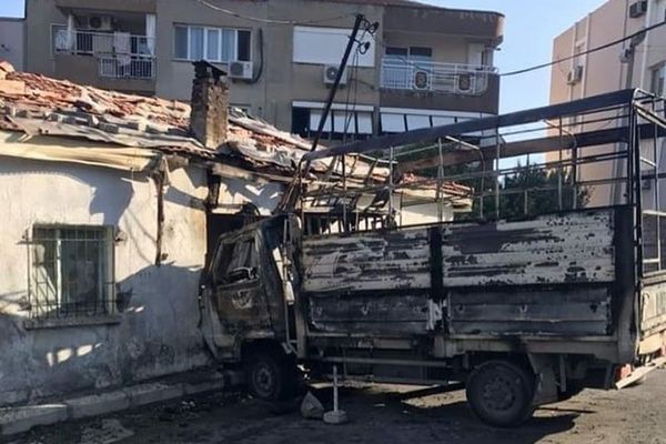 İzmir'de yanan araç eve çarptı: 2 yaralı