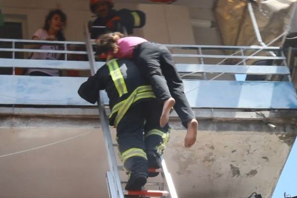 Yangında mahsur kalan 6 kişiyi itfaiye kurtardı