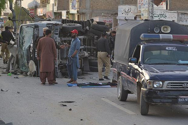 Pakistan'da mitinge bombalı saldırı