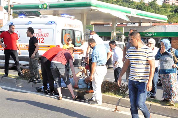 Otomobille yayalara çarptı