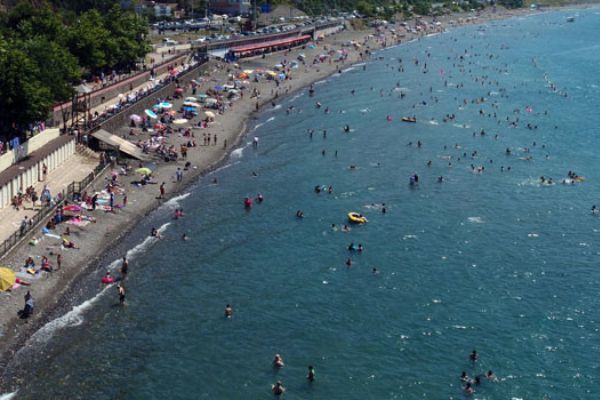 Yurt içinden, yurt dışından binlerce kişi ücretsiz plaja akın etti