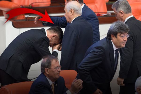 İYİ Parti'de el öpme krizi: Derhal terk etsinler