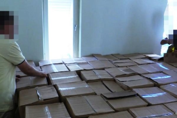 Antalya'da 4 bin 500 litre taklit zeytinyağı ele geçirildi