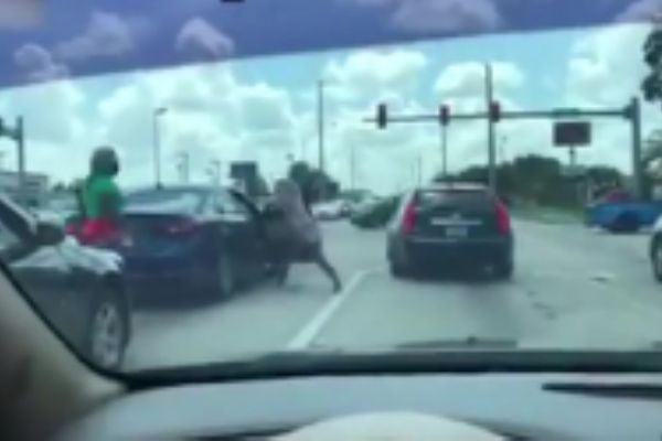 Otoyolda kadın kavgası!