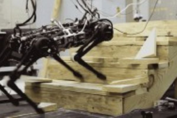 Merdivenleri görmeden çıkabilen robot