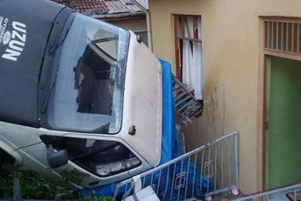 Kamyonet eve girdi: Çok sayıda yaralı var