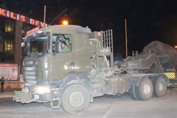 Münbiç ile Tel Rıfat sınırına topçu bataryaları gönderildi