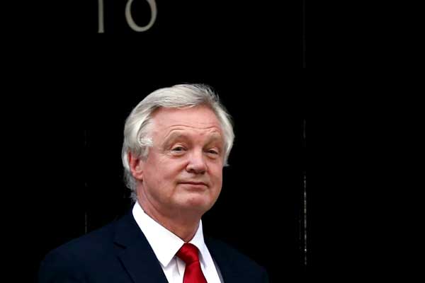 İngiltere'de deprem: Brexit Bakanı David Davis ve yardımcıları gece yarısı istifa etti