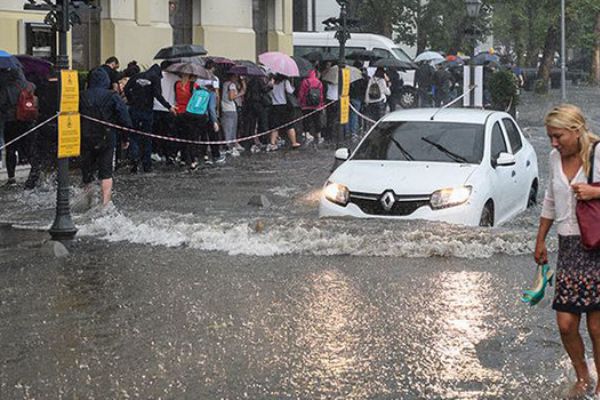 Meteoroloji İstanbul'a saat verdi: Öğleden sonra sağanak geliyor