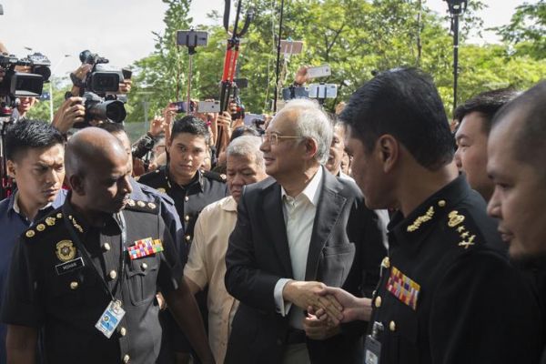 Kefalet ücretini karşılamak için para topladılar