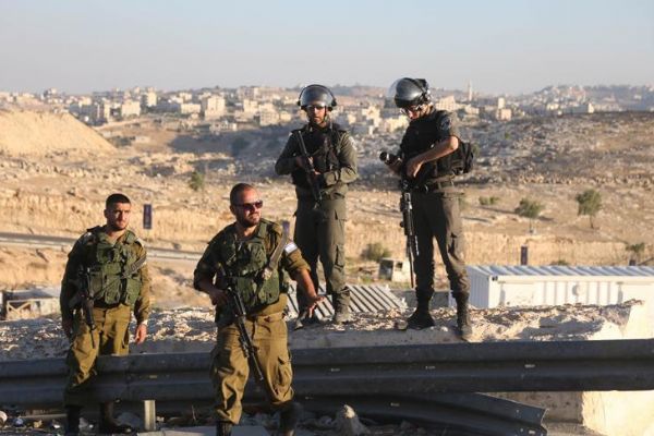 İsrail Kudüs'teki El-Ayzariyye'ye konteyner evler koyuyor