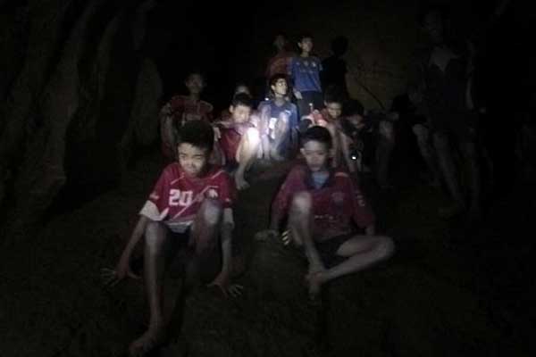 Tayland'da mağaradaki çocukları kurtarma operasyonu yeniden başladı