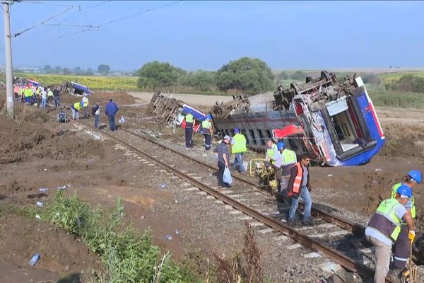 Tren kazası sonrası enkaz kaldırma ve onarım çalışmaları