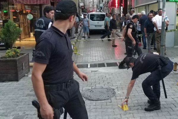 Polis, park kavgasında silahını ateşledi: 1 ölü, 1 yaralı