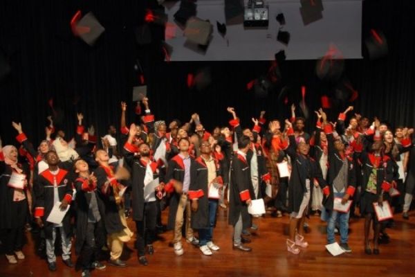 SDÜ'deki yabancı uyruklu öğrencilerin mezuniyet sevinci