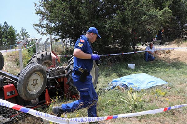 Burdur'da traktör devrildi: 2 kişi öldü