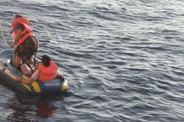 Kuşadası Körfezi'nde 28'i çocuk 53 kaçak göçmen yakalandı