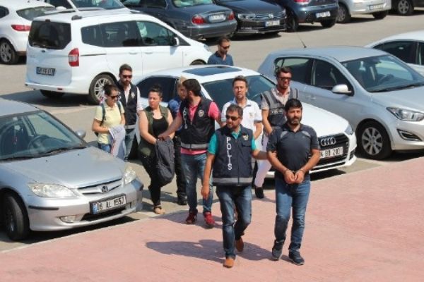 Bodrum'da meslekten ihraç edilen 5 polis gözaltına alınarak adliyeye sevk edildi
