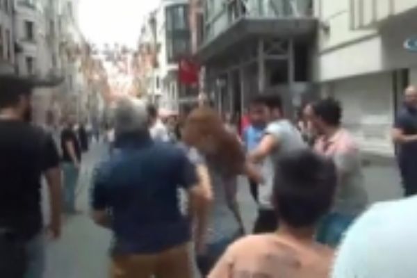 Taksim'de tekme tokat turist kavgası