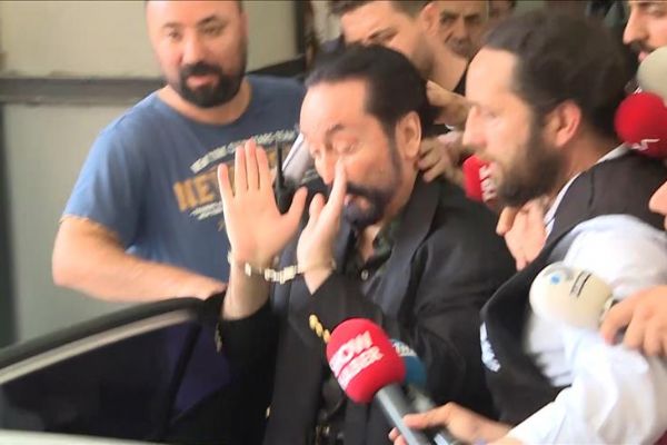 Vatandaşlar'dan Oktar'a tepki: Adnan kediciklerin nerede?