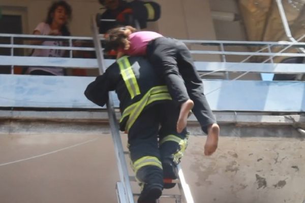 İki katlı evde çıkan yangında mahsur kalan 3 kişiyi itfaiye kurtardı