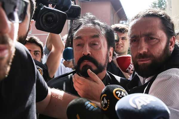 Adnan Oktar'ın evinden cephanelik çıktı!