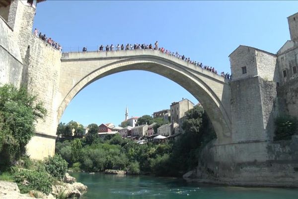 Srebrenitsa kurbanları için Mostar'dan 'sessiz atlayış'