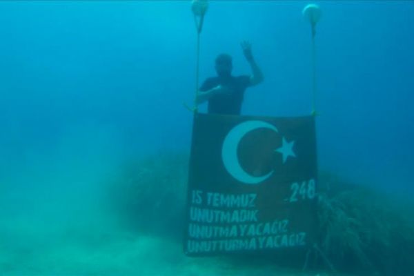 15 Temmuz şehitleri için 15 metre derinlikte pankart açtı