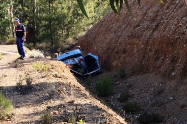 Otomobil dere yatağına yuvarlandı: 2 ölü