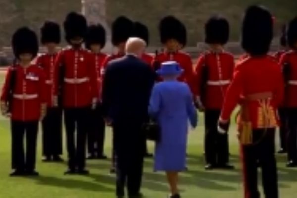 Trump, Kraliçe Elizabeth'i çileden çıkardı