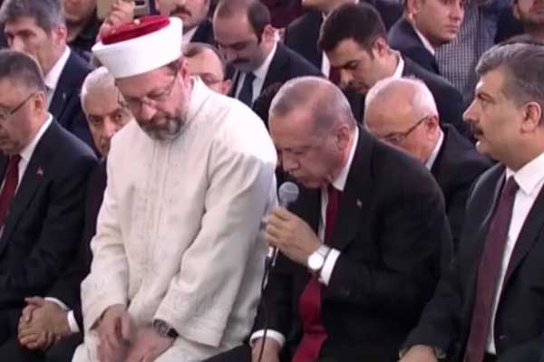 Cumhurbaşkanı Erdoğan, 15 Temmuz şehitlerini anma etkinliğinde Kur'an-ı Kerim okudu