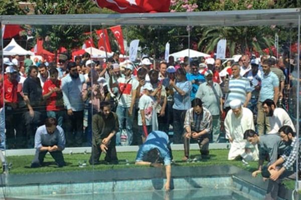 Hiperrealist 15 Temmuz Saraçhane Anıtı