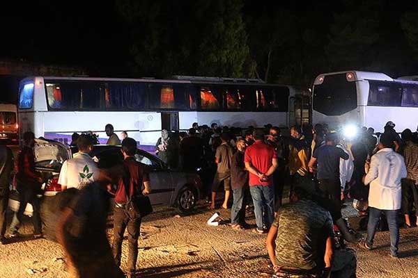 Dera'dan ilk tahliye konvoyu Hama'ya ulaştı
