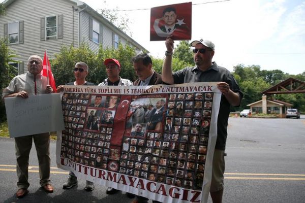 FETÖ terör kampı önünde 15 Temmuz protestosu