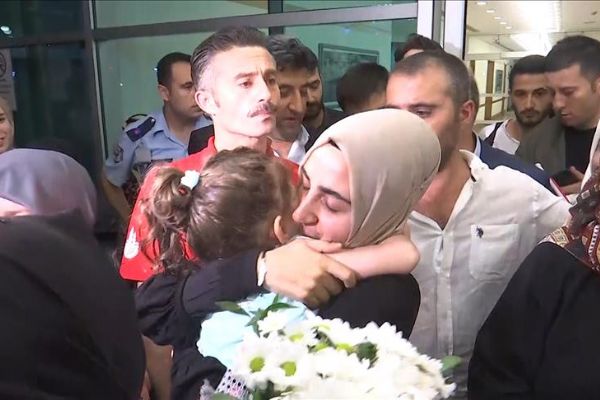 Ebru Özkan Türkiye’ye döndü