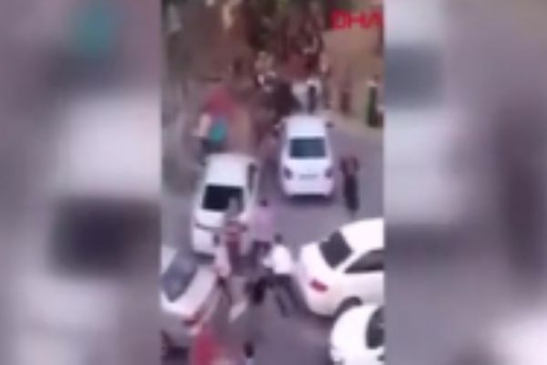 Havaya ateş açanları uyarınca bıçaklandılar