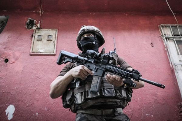 Adana'da uyuşturucu tacirlerine şafak operasyonu!