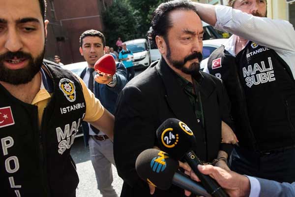 Haaretz Gazetesi yazdı: İsrailli figürler tarafından kucaklanan Adnan Oktar