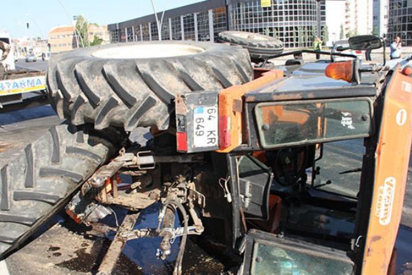 Uşak'ta trafik kazası: 3 kişi yaralandı