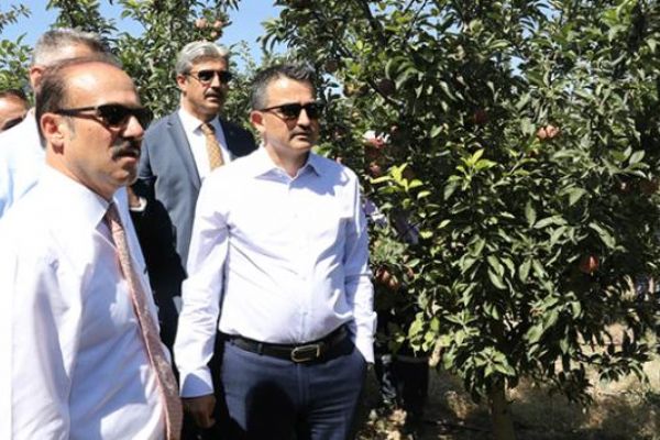 Köylülerin meyve bahçesi projesi Bekir Pakdemirli'den övgü aldı