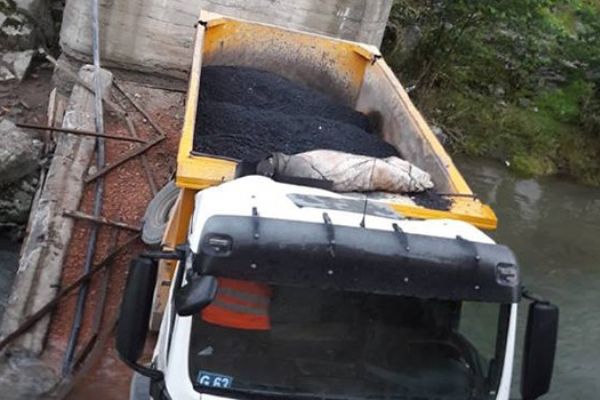 Üzerinden kamyon geçtiği sırada köprü çöktü