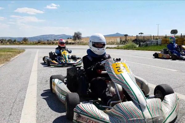 53 yaşındaki milli sporcu, kızıyla aynı pistte yarışıyor