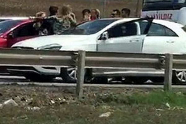 Trafikteki kadın sürücülerin saç saça baş başa kavgası kamerada