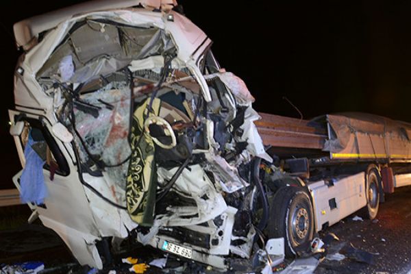 Aksaray'da 3 TIR'ın karıştığı zincirleme kazada 2 kişi yaralandı