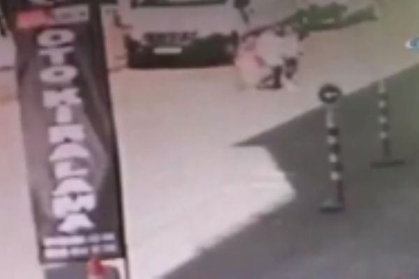 Dikkatsiz sürücü anne ve çocuklarını ezdi