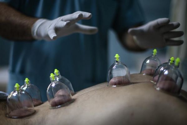 Cerrah eliyle 'hacamat' hastalara güven veriyor