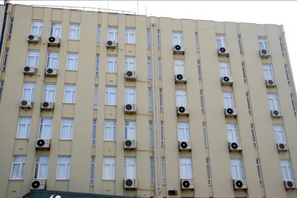 Klima hortumunu değiştirmek isterken düşerek öldü