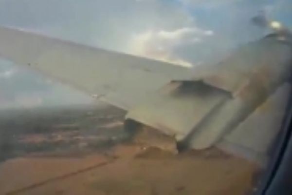 Motoru yanan uçağın düşme anı