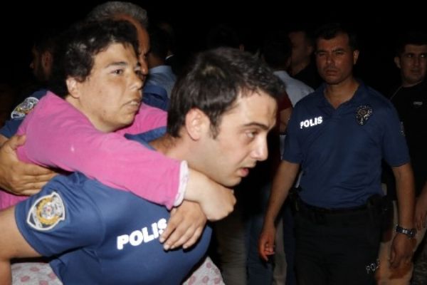 Yangında mahsur kalan engellileri polisler sırtlarında taşıyarak binadan çıkarttı