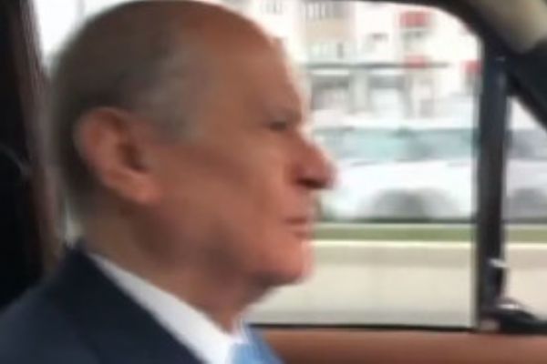 Bahçeli, klasik otomobiliyle Ankara yollarında